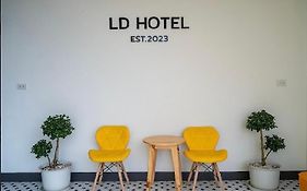 แอ่ว-ดีld Hotel&Residences